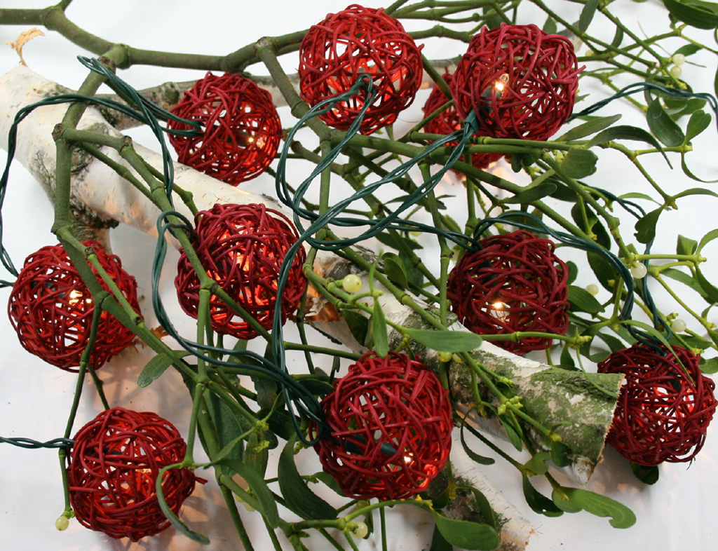 Rattan Ball LED Lichterkette Rot Handarbeit 2,5 Meter 20 Rattanbälle