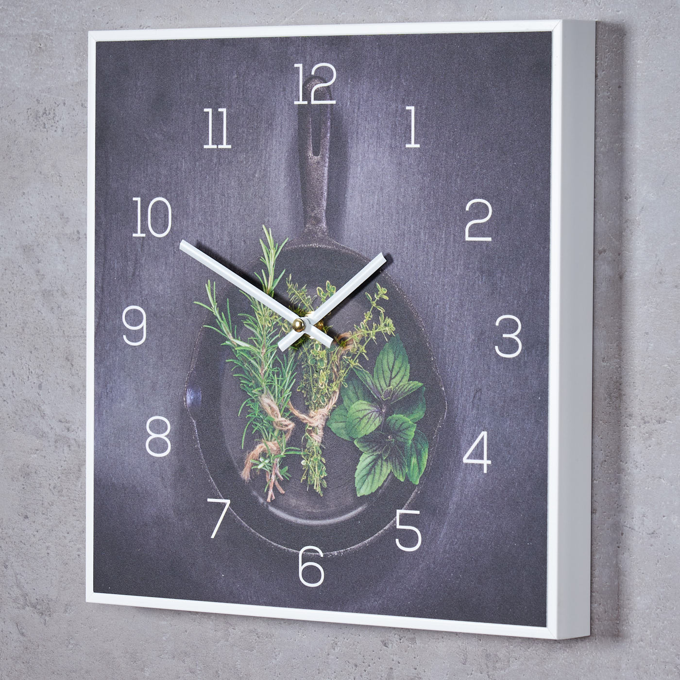 Wanduhr 30x30cm Uhr PVC Rahmen Weiß Küche Kräuter Pfanne Wanddeko Küchenuhr