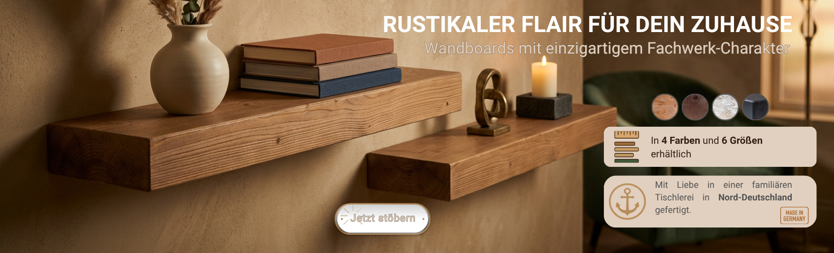 Shop-Banner zeigt zwei versetzt angebrachte Massivholz-Wandboards an einer beigefarbenen Wand. Darauf stehen eine Vase, Bücher, eine Skulptur und eine brennende Kerze. Rechts befinden sich Text-Overlays zu Farb- und Größenoptionen sowie der Hinweis auf no