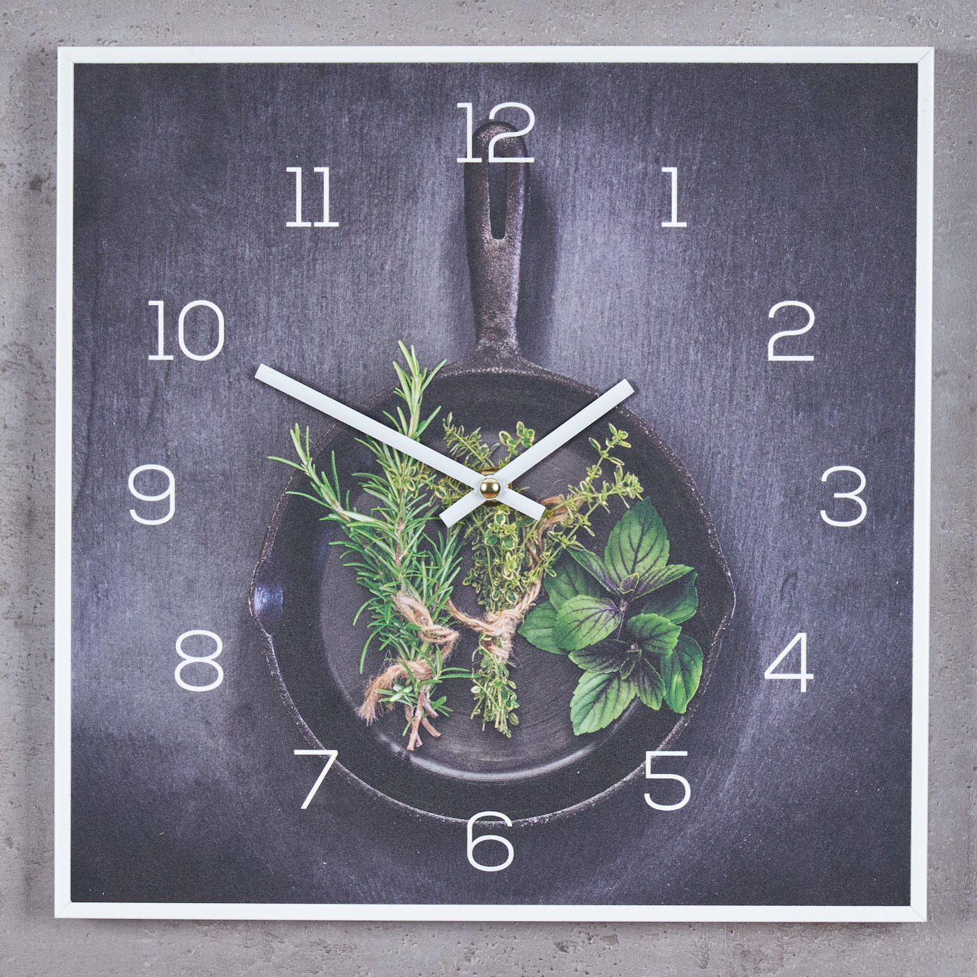 Wanduhr 30x30cm Uhr PVC Rahmen Weiß Küche Kräuter Pfanne Wanddeko Küchenuhr