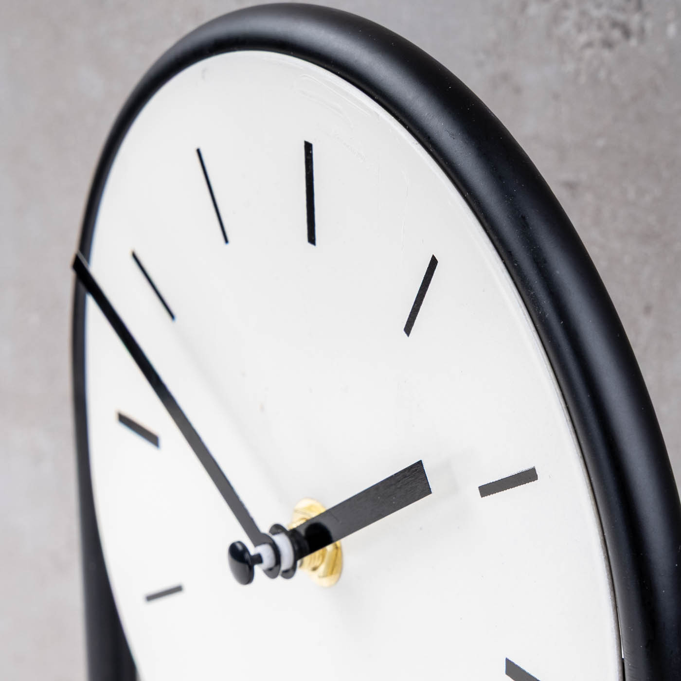 Tischuhr H22cm Schwarz Weiß Metall Vintage Retro Metalluhr Analog Standuhr Deko
