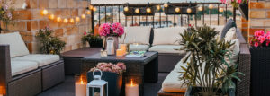 Balkon mit Lichterketten, Blumen und Kerzen im Abendlicht