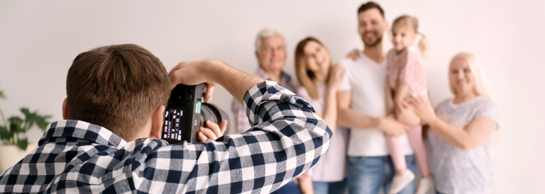 Professioneller Fotograf, der ein Familienfoto im Studio macht